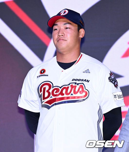 [OSEN=이대선 기자] 17일 오후 7일 오후 서울 롯데호텔 월드에서 ‘2026 KBO 신인 드래프트’가 열렸다.이번 드래프트는 전면 드래프트 방식으로 총 11라운드에 걸쳐 진행된다. 대상자는 총 1천261명으로, 고등학교 졸업 예정자 930명, 대학교 졸업 예정자 216명, 얼리 드래프트 신청자 51명, 해외 아마추어·프로 출신 선수 19명이다. 이 중 최대 110명이 KBO 10개 구단의 부름을 받게 된다.두산에 지명된 마산용마고 김주오가 기념촬영을 하고 있다. 2025.09.17 /sunday@osen.co.kr