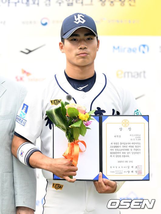 [OSEN=목동, 이대선 기자] 성남고는 19일 목동야구장에서 열린 '제79회 황금사자기 전국고교야구대회 겸 주말리그 왕중왕전’ 결승전에서 유신고에 10-4로 승리했다.성남고는 1964, 1970년에 이어 55년 만에 황금사자기 우승을 차지했다.타격상을 수상한 유신고 오재원이 기념촬영을 하고 있다. 2025.05.19 /sunday@osen.co.kr