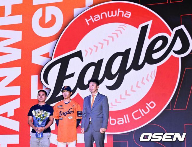 [OSEN=이대선 기자] 17일 오후 7일 오후 서울 롯데호텔 월드에서 ‘2026 KBO 신인 드래프트’가 열렸다. 한화에 지명된 유신고 오재원이 기념촬영을 하고 있다. 2025.09.17 /sunday@osen.co.kr