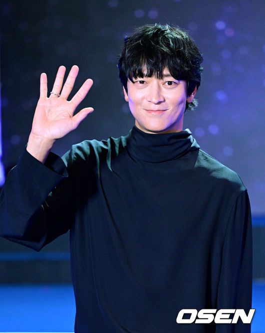 [OSEN=최규한 기자] 2일 서울 영등포 타임스퀘어 아트리움에서 디즈니+ 오리지널 시리즈 '북극성' 팬 쇼케이스가 열렸다.'북극성'은 유엔대사로서 국제적 명성을 쌓아온 '문주(전지현 분)'가 대통령 후보 피격 사건의 배후를 쫓는 가운데 그녀를 지켜야만 하는 국적불명의 특수요원 ‘산호(강동원 분)'와 함께 한반도를 위협하는 거대한 진실을 마주하는 이야기다.배우 강동원이 포즈를 취하고 있다. 2025.09.02 / dreamer@osen.co.kr