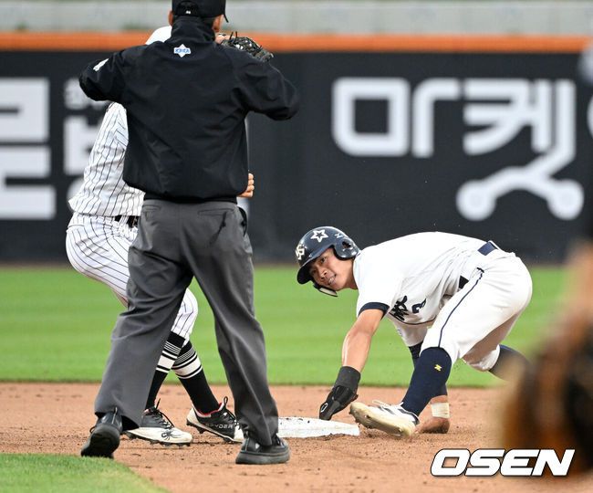 [OSEN=대전, 이대선 기자] 2일 오후 대전 한화생명볼파크에서 ‘제3회 한화이글스배 고교vs대학 올스타전’이 열렸다. 3회초 고교팀 1루주자 오재원이 도루에 성공하고 있다. 2025.06.02 /sunday@osen.co.kr