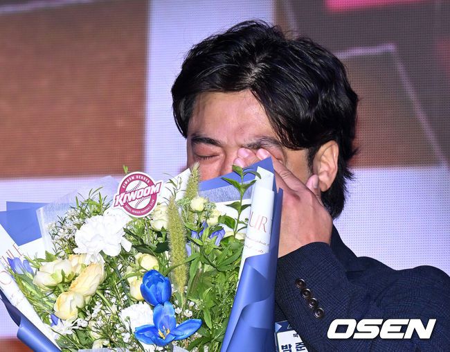 [OSEN=이대선 기자] 17일 오후 7일 오후 서울 롯데호텔 월드에서 ‘2026 KBO 신인 드래프트’가 열렸다.이번 드래프트는 전면 드래프트 방식으로 총 11라운드에 걸쳐 진행된다. 대상자는 총 1천261명으로, 고등학교 졸업 예정자 930명, 대학교 졸업 예정자 216명, 얼리 드래프트 신청자 51명, 해외 아마추어·프로 출신 선수 19명이다. 이 중 최대 110명이 KBO 10개 구단의 부름을 받게 된다.키움에 지명된 북일고 박준현의 아버지 박석민 전 코치가 눈물을 흘리고 있다. 2025.09.17 /sunday@osen.co.kr