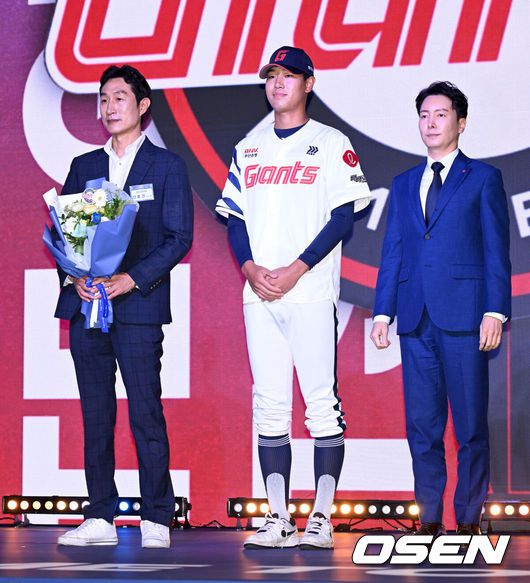 [OSEN=이대선 기자] 17일 오후 7일 오후 서울 롯데호텔 월드에서 ‘2026 KBO 신인 드래프트’가 열렸다.이번 드래프트는 전면 드래프트 방식으로 총 11라운드에 걸쳐 진행된다. 대상자는 총 1천261명으로, 고등학교 졸업 예정자 930명, 대학교 졸업 예정자 216명, 얼리 드래프트 신청자 51명, 해외 아마추어·프로 출신 선수 19명이다. 이 중 최대 110명이 KBO 10개 구단의 부름을 받게 된다.롯데에 지명된 동산고 신동건이 기념촬영을 하고 있다. 2025.09.17 /sunday@osen.co.kr