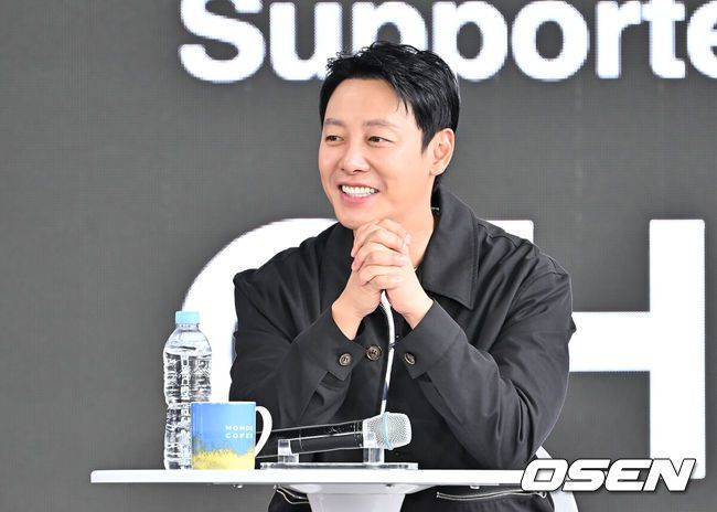 [OSEN=부산, 이석우 기자] 19일 부산 해운대구 영화의전당 BIFF 야외무대에서 제30회 부산국제영화제(BIFF) 영화 ‘윗집 사람들’ 오픈 토크가 열렸다.이번 부산국제영화제에서는 개막작 ‘어쩔수가 없다’를 시작으로 공식 초청작 64개국 241편과 커뮤니티비프 상영작까지 합쳐 총 328편이 상영된다. 올해는 신설된 경쟁 부문 14편을 초청해 다섯 개의 ‘부산 어워드’ 상을 시상한다. 아시아 영화를 대상으로 대상, 감독상, 심사위원 특별상, 배우상(2명), 예술공헌상 등 5개 부문에 걸쳐 시상한다. 수상자에게는 태국의 세계적인 감독이자 설치미술가인 아피찻퐁 위라세타쿤의 컨셉을 디자인한 트로피가 수여된다.김동욱이 오픈토크를 하고 있다. 2025.09.19 / foto0307@osen.co.kr