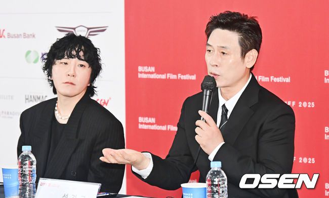 [OSEN=부산, 이석우 기자] 19일 부산 해운대구 영화의전당 비프힐에서 제30회 부산국제영화제 영화 ‘굿뉴스’ 기자회견이 열렸다.변성현 감독, 배우 설경구, 홍경, 야마다 타카유키가 자리했다.설경구가 기자들의 질문에 답하고 있다. 2025.09.19 / foto0307@osen.co.kr