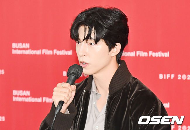 [OSEN=부산, 이석우 기자] 19일 부산 해운대구 영화의전당 비프힐에서 제30회 부산국제영화제 영화 ‘굿뉴스’ 기자회견이 열렸다.변성현 감독, 배우 설경구, 홍경, 야마다 타카유키가 자리했다.홍경이 기자들의 질문에 답하고 있다. 2025.09.19 / foto0307@osen.co.kr