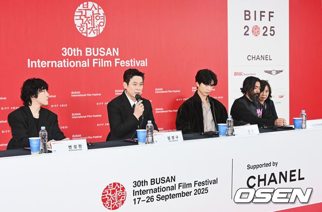 [OSEN=부산, 이석우 기자] 19일 부산 해운대구 영화의전당 비프힐에서 제30회 부산국제영화제 영화 ‘굿뉴스’ 기자회견이 열렸다.변성현 감독, 배우 설경구, 홍경, 야마다 타카유키가 자리했다.변성현 감독과 출연진들이 기자들의 질문에 답하고 있다. 2025.09.19 / foto0307@osen.co.kr