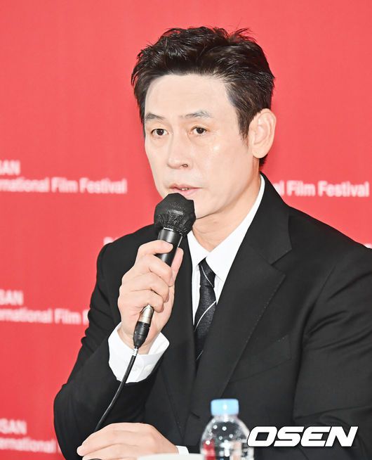 [OSEN=부산, 이석우 기자] 19일 부산 해운대구 영화의전당 비프힐에서 제30회 부산국제영화제 영화 ‘굿뉴스’ 기자회견이 열렸다.변성현 감독, 배우 설경구, 홍경, 야마다 타카유키가 자리했다.설경구가 기자들의 질문에 답하고 있다. 2025.09.19 / foto0307@osen.co.kr