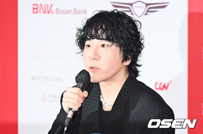 [OSEN=부산, 이석우 기자] 19일 부산 해운대구 영화의전당 비프힐에서 제30회 부산국제영화제 영화 ‘굿뉴스’ 기자회견이 열렸다.변성현 감독, 배우 설경구, 홍경, 야마다 타카유키가 자리했다.변성현 감독이 기자들의 질문에 답하고 있다. 2025.09.19 / foto0307@osen.co.kr