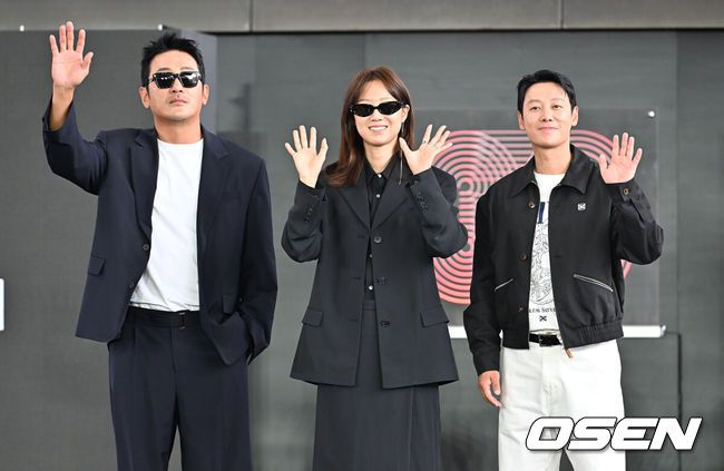 [OSEN=부산, 이석우 기자] 19일 부산 해운대구 영화의전당 BIFF 야외무대에서 제30회 부산국제영화제(BIFF) 영화 ‘윗집 사람들’ 오픈 토크가 열렸다.이번 부산국제영화제에서는 개막작 ‘어쩔수가 없다’를 시작으로 공식 초청작 64개국 241편과 커뮤니티비프 상영작까지 합쳐 총 328편이 상영된다. 올해는 신설된 경쟁 부문 14편을 초청해 다섯 개의 ‘부산 어워드’ 상을 시상한다. 아시아 영화를 대상으로 대상, 감독상, 심사위원 특별상, 배우상(2명), 예술공헌상 등 5개 부문에 걸쳐 시상한다. 수상자에게는 태국의 세계적인 감독이자 설치미술가인 아피찻퐁 위라세타쿤의 컨셉을 디자인한 트로피가 수여된다.하정우 감독과 공효진, 김동욱이 오픈토크를 마치고 팬들에게 인사를 하고 있다. 2025.09.19 / foto0307@osen.co.kr