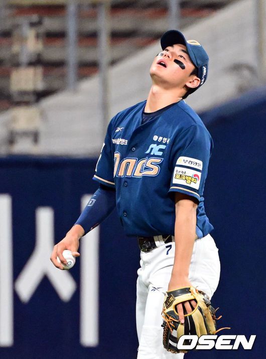 [OSEN=고척, 조은정 기자]11일 오후 서울 고척스카이돔에서 2025 신한 SOL Bank KBO리그 키움 히어로즈와 NC 다이노스의 경기가 열렸다.키움은 하영민, NC는 라일리를 선발 투수로 내세웠다.2회말 2사 1루 NC 유격수 김주원이 키움 송지후 땅볼에 포구실책을 범한 후 아쉬워하고 있다. 2025.06.11 /cej@osen.co.kr