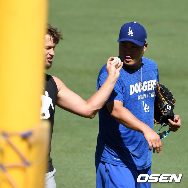 [OSEN=로스앤젤레스(미 캘리포니아주), 지형준 기자] LA 다저스 류현진과 클레이튼 커쇼와 캐치볼을 마친 뒤 이야기를 나누고 있다. /jpnews@osen.co.kr