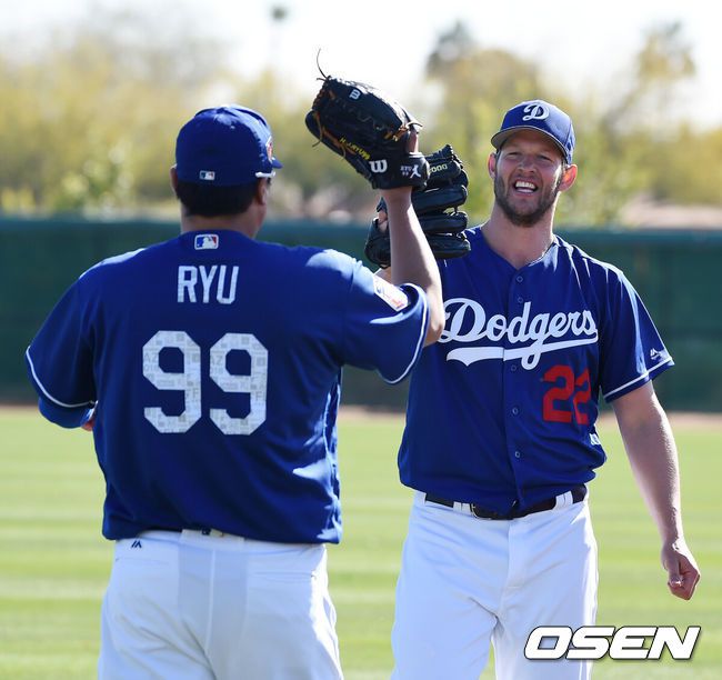 [OSEN=글랜데일(美애리조나), 지형준 기자]  LA 다저스 클레이튼 커쇼가 류현진과 캐치볼을 한 뒤 미소짓고 있다. /jpnews@osen.co.kr