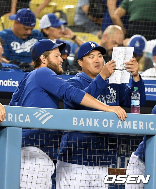 [OSEN=로스앤젤레스(미 캘리포니아주), 지형준 기자] LA 다저스 클레이튼 커쇼와 류현진이 더그아웃에서 분석표를 살피며 이야기 나누고 있다. /jpnews@osen.co.kr