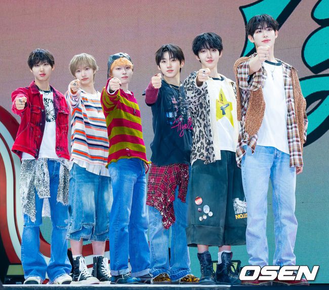 [OSEN=민경훈 기자] 22일 서울 광진구 예스24라이브홀에서 킥플립 미니 3집 발매 기념 프레스 쇼케이스가 열렸다.그룹 킥플립은 이날 세 번째 미니 앨범 ‘마이 퍼스트 플립’과 타이틀곡 ‘처음 불러보는 노래’를 발매하고 컴백한다.킥플립이 무대 위에서 포토타임을 갖고 있다. 2025.09.22 /rumi@osen.co.kr