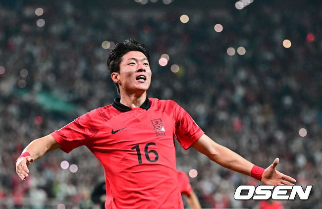 [OSEN=지형준 기자] 위르겐 클린스만 감독이 이끄는 대한민국 축구 국가대표팀이 13일 오후 8시서울월드컵경기장에서 튀니지와 국가대표 친선경기서 이강인의 2골 1도움 슈퍼 활약을 앞세워 4-0으로 승리했다.후반 대한민국 황의조가 4-0으로 앞서가는 골을 성공시키며 기뻐하고 있다. 2023.10.13 /jpnews@osen.co.kr