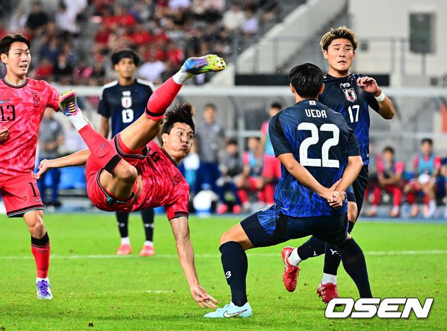 [OSEN=용인, 지형준 기자] 대굴욕이다. 한국축구가 일본에 사상 첫 3연패를 당했다.홍명보 감독이 이끄는 남자축구대표팀은 15일 오후 7시 24분 용인 미르스타디움에서 개최되는 2025 동아시아축구연맹(EAFF) E-1 챔피언십(동아시안컵) 3차전에서 숙적 일본에게 0-1로 패해 우승컵 탈환에 실패했다.대회 3승의 일본이 통산 세 번째 우승을 달성했다. 일본은 안방의 한국을 누르고 대회 2연패까지 가져갔다. 한국은 여전히 5회 우승으로 최다우승이지만 2개 대회 연속 일본에 밀렸다.후반 한국 이호재가 시저스킥을 시도하고 있다. 2025.07.15 / jpnews@osen.co.kr