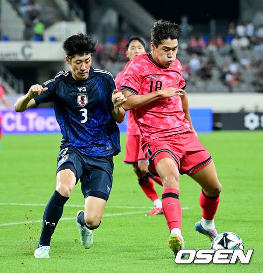 [OSEN=용인, 최규한 기자] 홍명보 감독이 이끄는 남자축구대표팀이 15일 오후 용인 미르스타디움에서 2025 동아시아축구연맹(EAFF) E-1 챔피언십(동아시안컵) 3차전 일본과 경기를 가졌다.한국은 1차전서 중국을 3-0, 2차전서 홍콩을 2-0으로 완파했다. 하지만 일본이 1차전서 홍콩을 6-1, 2차전서 중국을 2-0으로 이겼다. 골득실 +7의 일본이 +5의 한국을 누르고 조 선두인 상황이다. 나란히 2승을 거둔 한국과 일본은 대회 우승컵을 놓고 격돌한다.후반 한국 이호재가 돌파를 펼치고 있다. 2025.07.15 / dreamer@osen.co.kr