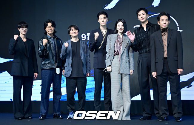 [OSEN=최규한 기자] 23일 오전 서울 논현동 엘리에나 호텔에서 디즈니+ 오리지널 시리즈 '탁류' 제작발표회가 열렸다.‘탁류’는 조선의 모든 돈과 물자가 모여드는 경강을 둘러싸고 혼탁한 세상을 뒤집고 사람답게 살기 위해 각기 다른 꿈을 꿨던 이들의 운명 개척 액션 드라마다.배우 김동원, 최귀화, 추창민 감독, 박서함, 신예은, 로운, 박지환(왼쪽부터)이 포토타임을 하고 있다. 2025.09.23 / dreamer@osen.co.kr