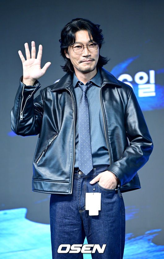 [OSEN=최규한 기자] 23일 오전 서울 논현동 엘리에나 호텔에서 디즈니+ 오리지널 시리즈 '탁류' 제작발표회가 열렸다.‘탁류’는 조선의 모든 돈과 물자가 모여드는 경강을 둘러싸고 혼탁한 세상을 뒤집고 사람답게 살기 위해 각기 다른 꿈을 꿨던 이들의 운명 개척 액션 드라마다.배우 최귀화가 포토타임을 하고 있다. 2025.09.23 / dreamer@osen.co.kr