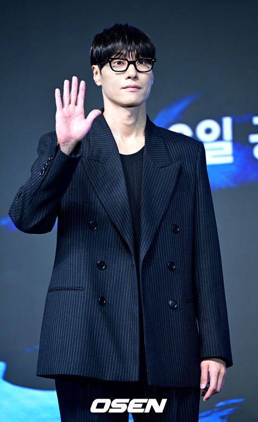 [OSEN=최규한 기자] 23일 오전 서울 논현동 엘리에나 호텔에서 디즈니+ 오리지널 시리즈 '탁류' 제작발표회가 열렸다.‘탁류’는 조선의 모든 돈과 물자가 모여드는 경강을 둘러싸고 혼탁한 세상을 뒤집고 사람답게 살기 위해 각기 다른 꿈을 꿨던 이들의 운명 개척 액션 드라마다.배우 김동원이 포토타임을 하고 있다. 2025.09.23 / dreamer@osen.co.kr