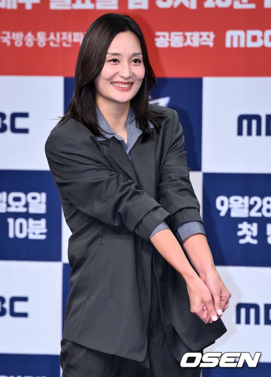 [OSEN=조은정 기자]MBC 새 예능 ‘신인감독 김연경’ 제작발표회가 24일 서울 마포구 상암 MBC 골든마우스홀에서 열렸다.오는 28일 첫 방송하는 MBC 새 예능 프로그램 ‘신인감독 김연경’은 신인감독으로 돌아온 배구계의 전설 배구 황제 김연경의 구단 창설 프로젝트다.표승주, 세븐틴 부승관, 김연경이 포즈를 취하고 있다.  2025.09.24 /cej@osen.co.kr