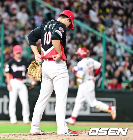 [OSEN=인천, 박준형 기자]  23일 오후 인천 SSG랜더스필드에서 ‘2025 신한 SOL BANK KBO리그’ SSG 랜더스와 KIA 타이거즈의 경기가 진행됐다.이날 경기에서 SSG은 김건우를, KIA가 김태형을 선발투수로 내세웠다.5회말 2사 1루 SSG 에레디아에게 선취 2점 홈런을 허용한 KIA 선발투수 김태형이 아쉬워하고 있다.   2025.09.23 / soul1014@osen.co.kr