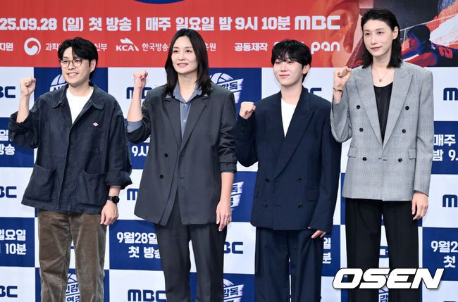 [OSEN=조은정 기자]MBC 새 예능 ‘신인감독 김연경’ 제작발표회가 24일 서울 마포구 상암 MBC 골든마우스홀에서 열렸다.오는 28일 첫 방송하는 MBC 새 예능 프로그램 ‘신인감독 김연경’은 신인감독으로 돌아온 배구계의 전설 배구 황제 김연경의 구단 창설 프로젝트다.권락희 PD, 표승주, 세븐틴 부승관, 김연경이 포즈를 취하고 있다.  2025.09.24 /cej@osen.co.kr