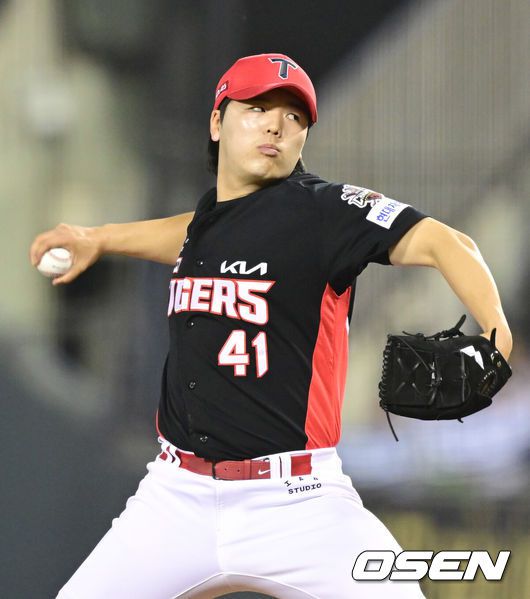 [OSEN=잠실, 김성락 기자] 18일 오후 서울 잠실야구장에서 2025 신한 SOL Bank KBO리그 두산 베어스와 KIA 타이거즈의 경기가 열린다.이날 두산은 콜어빈, KIA는 윤영철을 선발로 예고했다. 3회말 2사 만루 KIA 황동하가 마운드에 올라 힘차게 공을 뿌리고 있다. 2025.04.18 / ksl0919@osen.co.kr