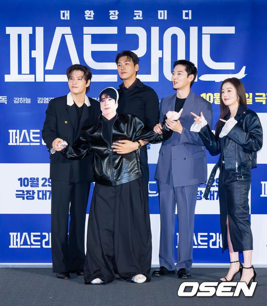[OSEN=박준형 기자]  25일 오전 서울 용산아이파크몰 내 용산 CGV에서 영화 '퍼스트 라이드' 제작보고회가 진행됐다.영화 ‘30일’의 남대중 감독의 신작으로 기대를 모영화 ‘퍼스트 라이드’는 끝을 보는 놈 태정(강하늘), 해맑은 놈 도진(김영광), 잘생긴 놈 연민(차은우), 눈 뜨고 자는 놈 금복(강영석), 사랑스러운 놈 옥심(한선화)까지 뭉치면 더 웃긴 24년 지기 친구들이 첫 해외여행을 떠나는 코미디다.배우 강하늘과 김영광, 강영석, 한선화가 차은우 인형과 함께 포즈를 취하고 있다.     2025.09.25 / soul1014@osen.co.kr