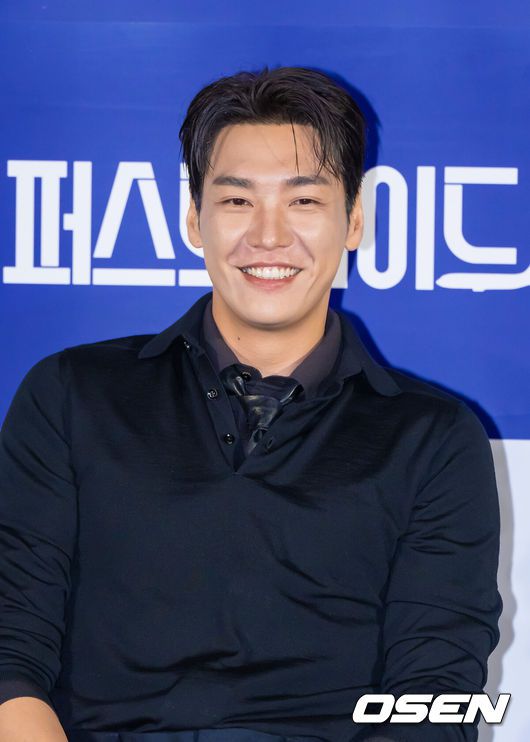 [OSEN=박준형 기자]  25일 오전 서울 용산아이파크몰 내 용산 CGV에서 영화 '퍼스트 라이드' 제작보고회가 진행됐다.영화 ‘30일’의 남대중 감독의 신작으로 기대를 모영화 ‘퍼스트 라이드’는 끝을 보는 놈 태정(강하늘), 해맑은 놈 도진(김영광), 잘생긴 놈 연민(차은우), 눈 뜨고 자는 놈 금복(강영석), 사랑스러운 놈 옥심(한선화)까지 뭉치면 더 웃긴 24년 지기 친구들이 첫 해외여행을 떠나는 코미디다.배우 김영광이 미소 짓고 있다.   2025.09.25 / soul1014@osen.co.kr