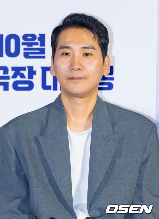 [OSEN=박준형 기자]  25일 오전 서울 용산아이파크몰 내 용산 CGV에서 영화 '퍼스트 라이드' 제작보고회가 진행됐다.영화 ‘30일’의 남대중 감독의 신작으로 기대를 모영화 ‘퍼스트 라이드’는 끝을 보는 놈 태정(강하늘), 해맑은 놈 도진(김영광), 잘생긴 놈 연민(차은우), 눈 뜨고 자는 놈 금복(강영석), 사랑스러운 놈 옥심(한선화)까지 뭉치면 더 웃긴 24년 지기 친구들이 첫 해외여행을 떠나는 코미디다.남대중 감독이 질문을 듣고 있다. .  2025.09.25 / soul1014@osen.co.kr