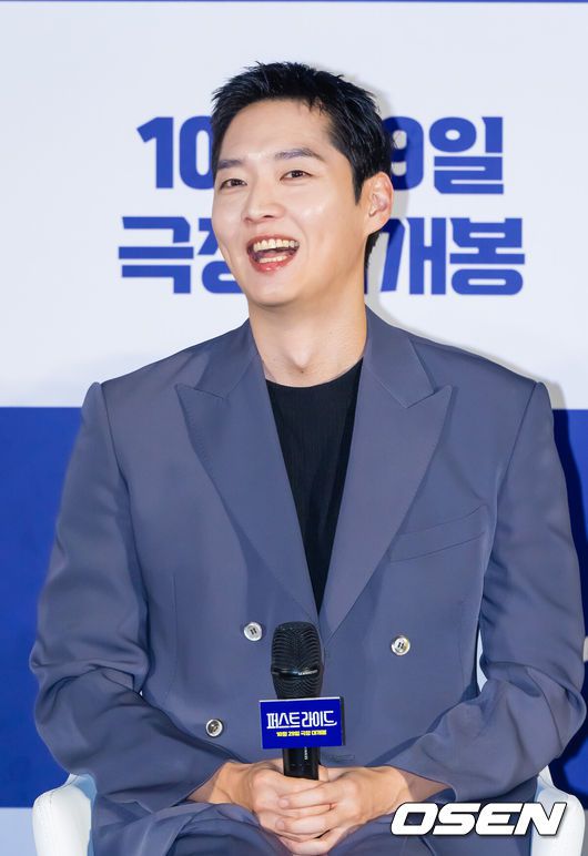 [OSEN=박준형 기자]  25일 오전 서울 용산아이파크몰 내 용산 CGV에서 영화 '퍼스트 라이드' 제작보고회가 진행됐다.영화 ‘30일’의 남대중 감독의 신작으로 기대를 모영화 ‘퍼스트 라이드’는 끝을 보는 놈 태정(강하늘), 해맑은 놈 도진(김영광), 잘생긴 놈 연민(차은우), 눈 뜨고 자는 놈 금복(강영석), 사랑스러운 놈 옥심(한선화)까지 뭉치면 더 웃긴 24년 지기 친구들이 첫 해외여행을 떠나는 코미디다.배우 강영석이 미소 짓고 있다.  2025.09.25 / soul1014@osen.co.kr