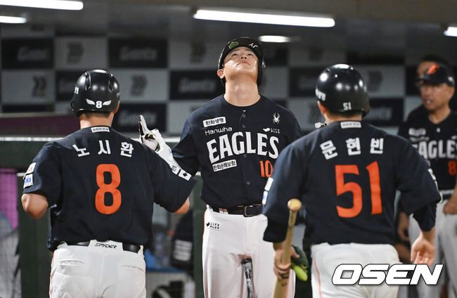 [OSEN=부산, 이석우 기자] 9일 부산 사직야구장에서 2025 신한 SOL 뱅크 KBO 리그 롯데 자이언츠와 한화 이글스의 경기가 열렸다. 홈팀 롯데는 박세웅이, 방문팀 한화는 와이스가 선발 출전했다.한화 이글스 이진영이 6회초 1사 1루 좌월 2점 홈런을 친 노시환의 세리머니를 재현하고 있다. 2025.09.09 / foto0307@osen.co.kr