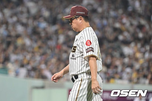[OSEN=울산, 이석우 기자] 25일 울산 문수야구장에서 2025 신한 SOL 뱅크 KBO 리그 롯데 자이언츠와 LG 트윈스의 경기가 열렸다. 홈팀 롯데는 감보아가, 방문팀 LG는 손주영이 선발로 나섰다.롯데 자이언츠 김태형 감독이 3회말 1루수 땅볼을 치고 빠진 볼에 어깨부위를 맞으며 베이스를 밟지 못해 아웃된 손성빈의 상황을 파악하고 비디오 판독을 요청후 들어가가고 있다. 2025.09.25 / foto0307@osen.co.kr