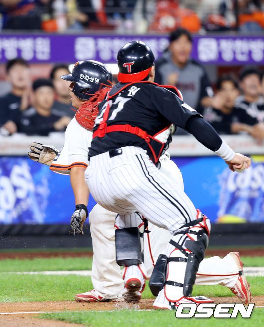 [OSEN=대전, 민경훈 기자] 26일 오후 대전 한화생명볼파크에서 2025 신한 SOL Bank KBO리그 한화 이글스와 LG 트윈스의 경기가 열렸다.한화는 류현진, LG는 치리노스를 선발 투수로 내세웠다.6회말 1사 주자 2,3루 한화하주석번트 때 런다운에 걸렸던 3루 주자노시환이 LG 박동원이 빈 글러브로 태그하는 바람에 득점에 성공하고 있다. 2025.09.26 /rumi@osen.co.kr
