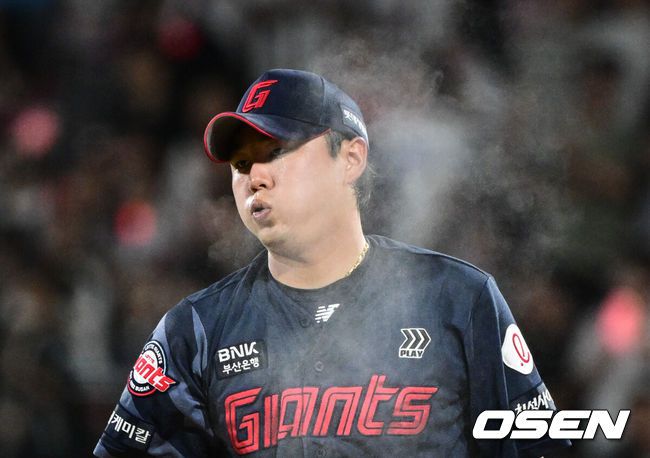 [OSEN=수원, 조은정 기자]3일 오후 수원KT위즈파크에서 ‘2025 신한 SOL BANK KBO리그’ KT 위즈와 롯데 자이언츠의 경기가 진행됐다.이날 경기에 KT는 헤이수스, 롯데는 감보아를 선발투수로 내세웠다. 8회말 롯데 정철원이 피칭을 준비하고 있다. 2025.09.03 /cej@osen.co.kr