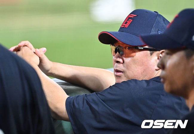 [OSEN=부산, 이석우 기자] 9일 부산 사직야구장에서 2025 신한 SOL 뱅크 KBO 리그 롯데 자이언츠와 한화 이글스의 경기가 열렸다. 홈팀 롯데는 박세웅이, 방문팀 한화는 와이스가 선발 출전했다.롯데 자이언츠 김태형 감독이 경기를 지켜보고 있다. 2025.09.09 / foto0307@osen.co.kr