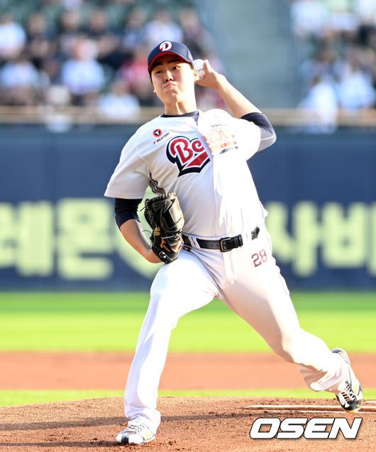 [OSEN=잠실, 이대선 기자] 27일 오후 서울 잠실야구장에서 2025 신한 SOL Bank KBO리그 두산 베어스와 SSG 랜더스의 경기가 열렸다.두산은 최승용, SSG은 김광현을 선발 투수로 내세웠다.1회초 무사에서 두산 선발투수 최승용이 역투하고 있다. 2025.09.27 /sunday@osen.co.kr