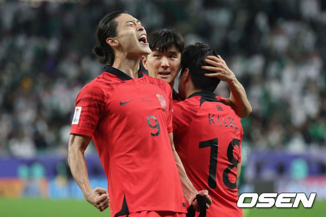 AL RAYYAN, QATAR - JANUARY 30: Cho Gue-Sung of South Korea celebrates scoring their first goal during the AFC Asian Cup Round of 16 match between Saudi Arabia and South Korea at Education City Stadium on January 30, 2024 in Al Rayyan, Qatar. (Photo by Lintao Zhang/Getty Images)