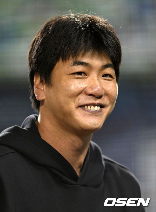 [OSEN=잠실, 이대선 기자] 프로야구 SSG 랜더스는 27일 서울 잠실구장에서 열린 2025 신한 SOL뱅크 KBO리그 두산 베어스와의 시즌 마지막 맞대결(16차전)에서 6-2로 승리했다.3위 SSG는 2연승을 달리며 4위 삼성 라이온즈와 승차를 2경기로 벌렸다. 시즌 72승 4무 63패. 반면 2연패에 빠진 9위 두산은 59승 6무 77패가 됐다.경기 종료 후 SSG 김광현이 인터뷰를 마치고 관중석을 향해 인사를 하고 있다. 2025.09.27 /sunday@osen.co.kr