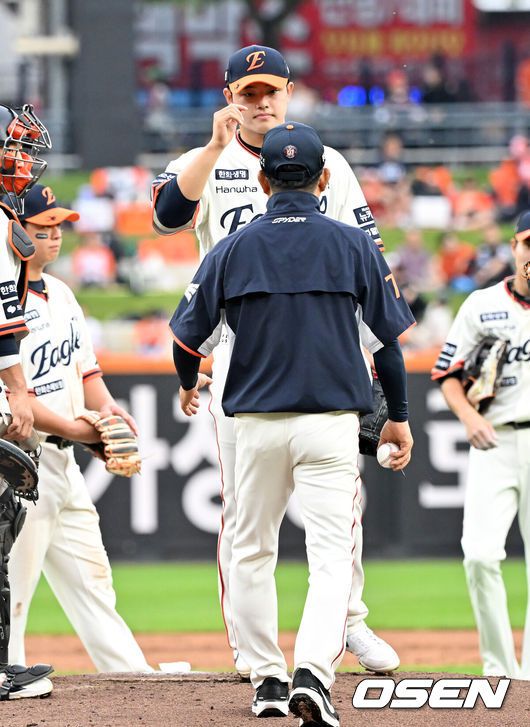 [OSEN=대전, 민경훈 기자] 27일 오후 대전 한화생명볼파크에서 2025 신한 SOL Bank KBO리그한화 이글스와LG 트윈스의 경기가 열렸다.한화는문동주, LG는톨허스트를 선발 투수로 내세웠다.1회초 2사 주자 1,2루 LG 신민재 타석에서 한화 선발 문동주가 강판당하고 있다. 2025.09.27 /rumi@osen.co.kr