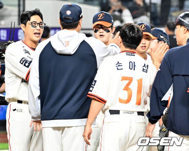 [OSEN=대전, 민경훈 기자] 29일 오후 대전 한화생명볼파크에서 2025 신한 SOL Bank KBO리그한화 이글스와LG 트윈스의 경기가 열렸다.이 경기에서 한화는 LG에 7-3으로승리했다.정규리그 우승 매직넘버 ‘1’을 남겨둔 LG가 이날 승리하거나 무승부만 했어도 대전에서 축포를 터뜨릴 수 있었지만 한화가 가로막았다.경기를 마치고 한화 선수들이 하이파이브를 하고 있다. 2025.09.29 /rumi@osen.co.kr