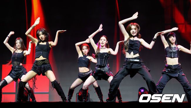 [OSEN=이대선 기자] 30일 오후 서울 예스24라이브홀에서 izna(이즈나) 두 번째 미니앨범 ‘Not Just Pretty(낫 저스트 프리티)’를 발매 기념 쇼케이스가 열렸다.izna의 새 앨범은 Z세대의 감정을 담아내며 ‘예쁘다’라는 이미지를 넘어 다채로운 매력을 보여준다. 타이틀곡 ‘Mamma Mia(맘마미아)’는 테디가 프로듀싱한 미니멀하면서도 중독성 있는 사운드로 izna가 스스로의 직감을 믿고 당당히 나아가겠다는 메시지를 담았다.이즈나가 신곡 무대를 선보이고 있다. 2025.09.30 /sunday@osen.co.kr