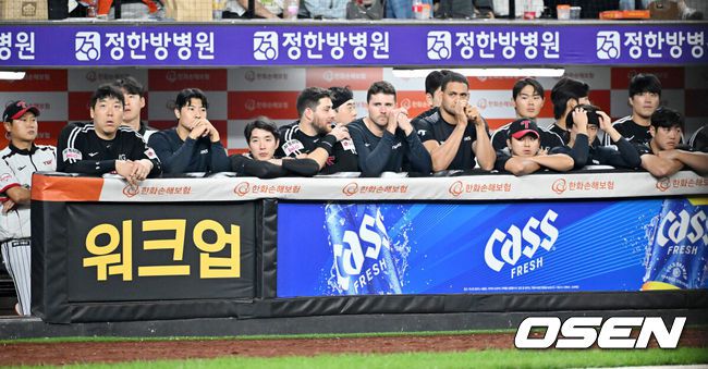 [OSEN=대전, 민경훈 기자] 29일 오후 대전 한화생명볼파크에서 2025 신한 SOL Bank KBO리그한화 이글스와LG 트윈스의 경기가 열렸다.이 경기에서 한화는 LG에 7-3으로승리했다.정규리그 우승 매직넘버 ‘1’을 남겨둔 LG가 이날 승리하거나 무승부만 했어도 대전에서 축포를 터뜨릴 수 있었지만 한화가 가로막았다.9회초 LG 선수들이 덕아웃에서 아쉬워하고 있다.  2025.09.29 /rumi@osen.co.kr