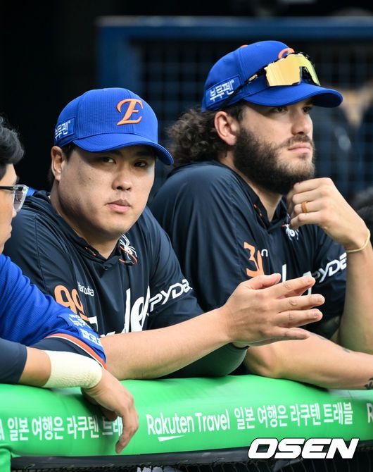 [OSEN=잠실, 조은정 기자] 한화 류현진, 폰세가 경기를 지켜보고 있다. 2025.08.09 /cej@osen.co.kr