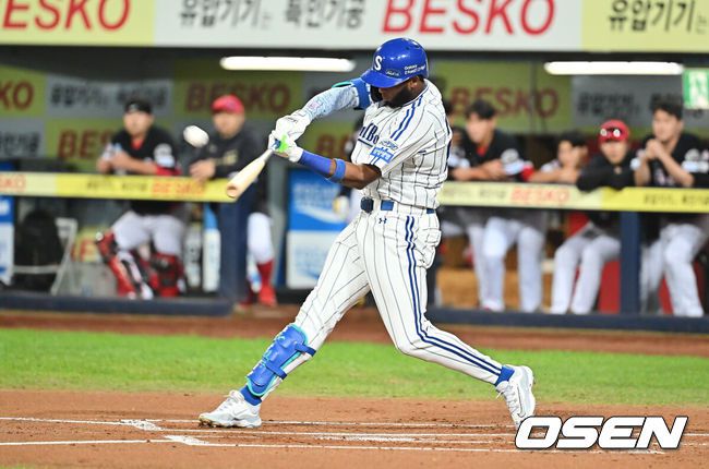 [OSEN=대구, 이석우 기자] 30일 대구삼성라이온즈파크에서 2025 신한 SOL 뱅크 KBO 리그 삼성 라이온즈와 KIA 타이거즈의 경기가 열렸다. 홈팀 삼성은 후라도가, 방문팀 KIA는 김태형이 선발 출전했다. 삼성 라이온즈 디아즈가 1회말 1사 1,3루 중월 3점 홈런을 치고 역대 최초 50홈런-150타점 기록을 완성하고 있다. 2025.09.30 / foto0307@osen.co.kr