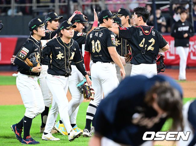 [OSEN=수원, 최규한 기자] 프로야구 KT 위즈가 한화 이글스 코디 폰세에게 첫 패전을 안기며 5위 자리를 사수했다.KT는 20일 수원 KT위즈파크에서 열린 2025 신한 SOL Bank KBO리그 한화와의 홈경기를 4-2로 승리했다.안현민이 시즌 21호 스리런 홈런 포함 3타수 2안타 4타점 1볼넷으로 맹타를 휘두르며폰세를 무너뜨렸다. 폰세는 5이닝 4실점으로 개막 이후 최다 17연승을 마감,시즌 28경기 만에 첫 패전을 당했다.경기를 마치고 승리한 KT 선수들이 하이파이브를 나누고 있다. 2025.09.20 / dreamer@osen.co.kr