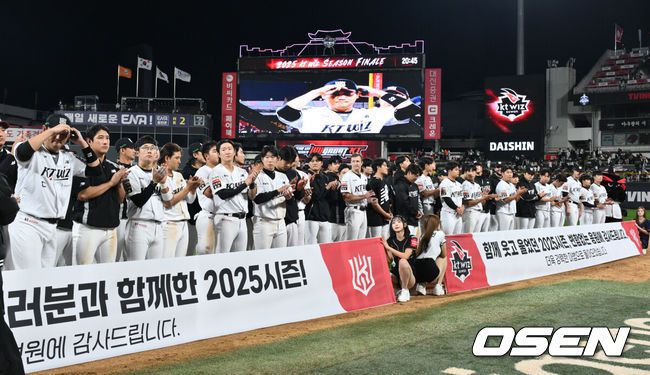 [OSEN=수원, 조은정 기자]프로야구 KT 위즈는 3일 수원KT위즈파크에서 열린 2025 신한 SOL뱅크 KBO리그 한화 이글스와의 시즌 최종전에서 연장 접전 끝 6-6 무승부를 거뒀다.KT는 71승 5무 68패로 정규시즌을 마치며5위를 향한 실낱같은 희망을 이어나갔다. 오는 4일 창원NC파크에서 펼쳐지는 NC 다이노스-SSG 랜더스 최종전에서 NC가 패하면 극적으로 가을야구 막차에 탑승한다. 반대로 NC가 승리하거나 비기면5위의 주인은 NC가 된다.한화는 83승 4무 57패 2위로 플레이오프에 직행한다.KT가 관중들을 향해 인사하고 있다. 2025.10.03 /cej@osen.co.kr