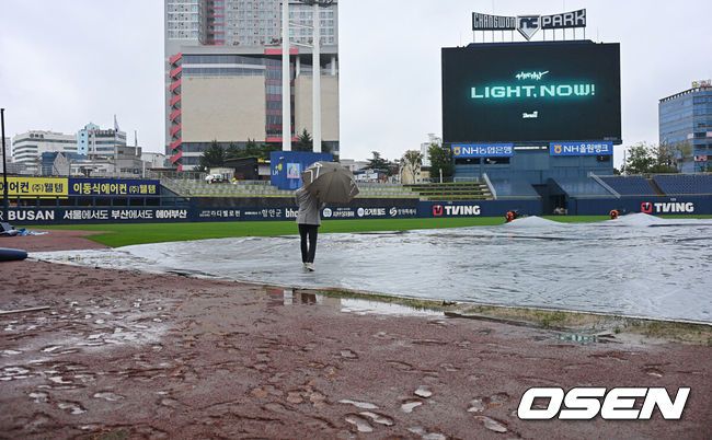 [OSEN=창원, 이석우 기자] 3일 창원NC파크에서 2025 신한 SOL 뱅크 KBO 리그 NC 다이노스와 SSG 랜더스의 경기가 열린다. 홈팀 NC는 라일리가, 방문팀 SSG는 김광현이 선발 출전한다. 허삼영 경기괌독관이 비가 많이 내린 창원NC파크 그라운드를 마지막으로 체크하고 있다. 2025.10.03 / foto0307@osen.co.kr